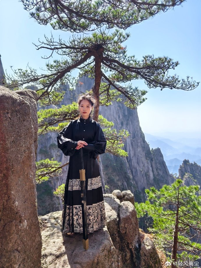 美女老外穿漢服打卡黃山云海，美女老外漢服打卡黃山云海美景