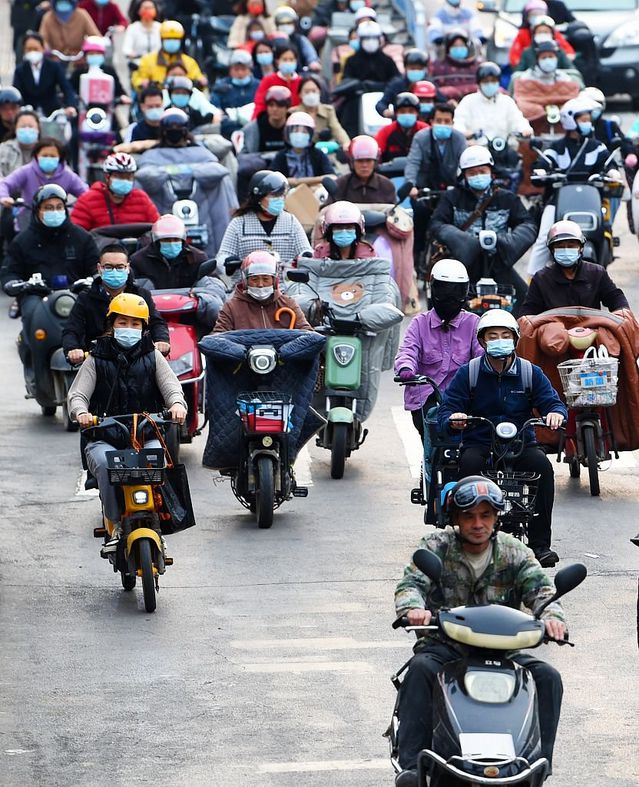 電動(dòng)自行車圍困下的大學(xué)校園新挑戰(zhàn)與創(chuàng)新應(yīng)對，電動(dòng)自行車圍困下的大學(xué)校園，挑戰(zhàn)與創(chuàng)新應(yīng)對之道