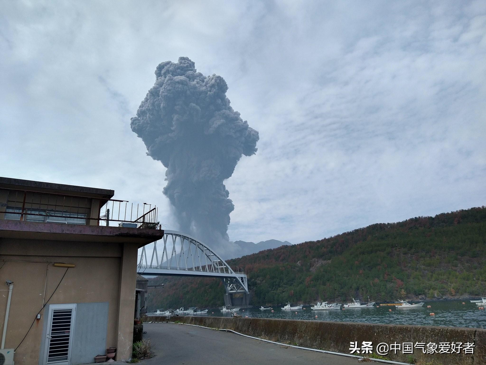 日本火山噴發(fā)灰柱高達3400米，自然的熱烈力量展現(xiàn)，日本火山熱烈噴發(fā)，灰柱直沖云霄，展現(xiàn)自然震撼力量