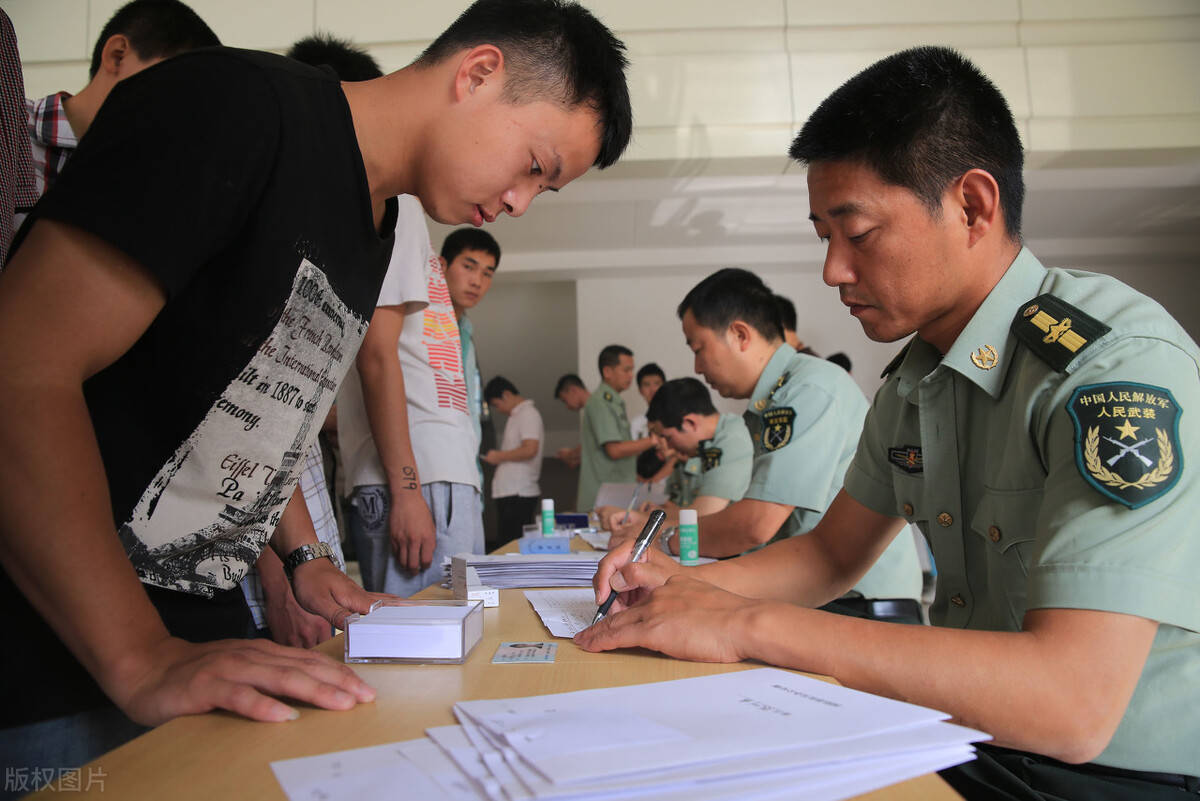 在學(xué)校報(bào)名參軍與在家報(bào)名的區(qū)別，一種選擇兩種情境，學(xué)校與家庭報(bào)名參軍，不同選擇下的兩種情境對(duì)比